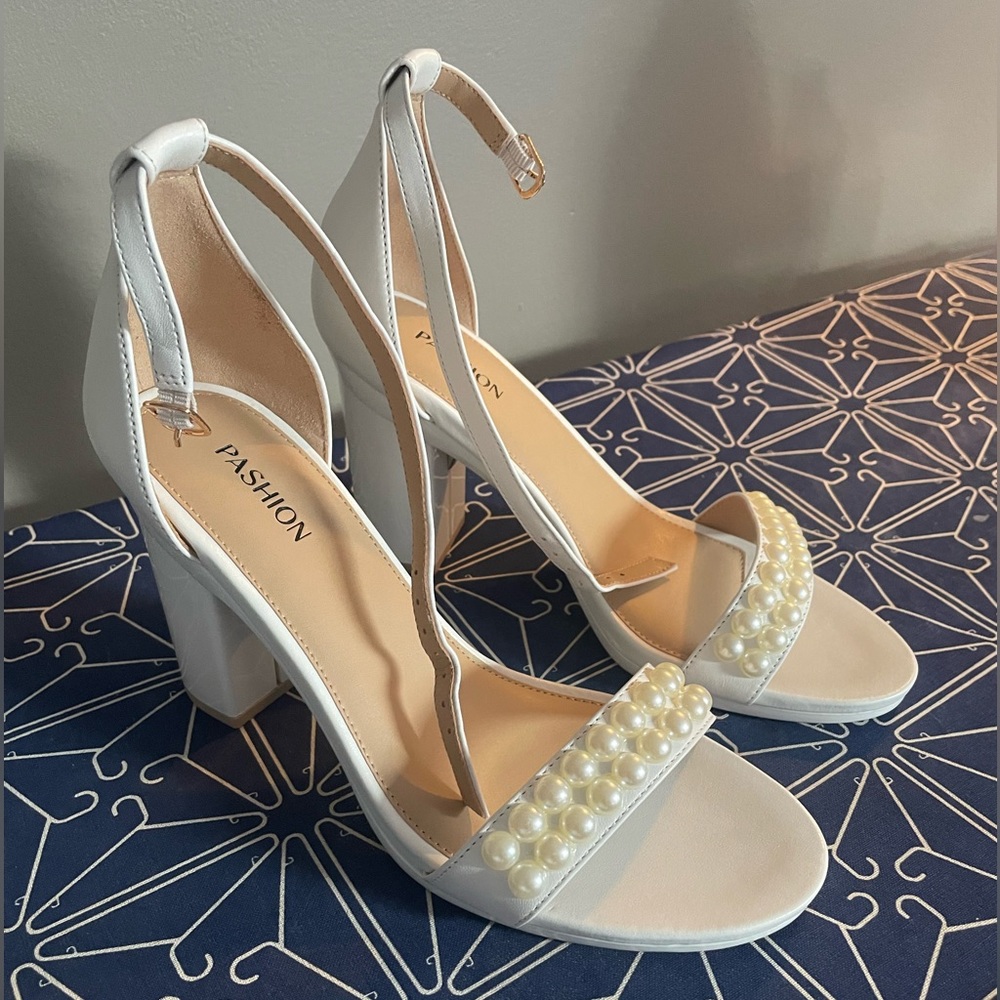 The Pashionista - White Leather + Block Heel Kit 4 White × 1 (added pearls)